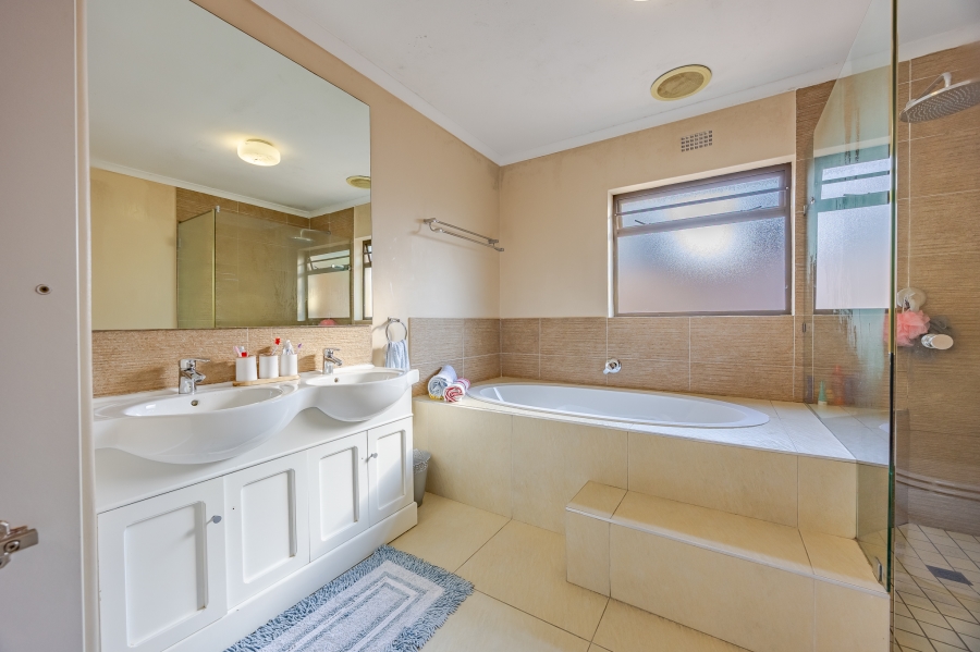 4 Bedroom Property for Sale in Flamingo Vlei Western Cape